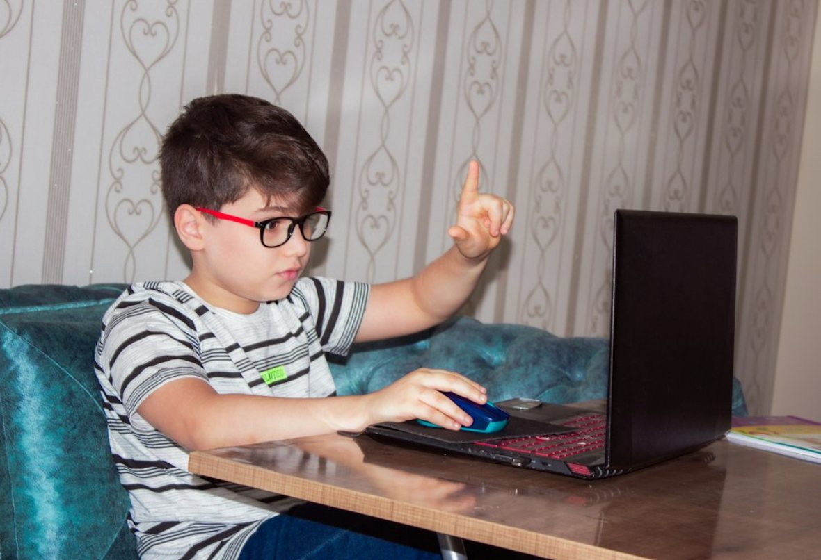 ノートパソコンに向かって学ぶ男の子